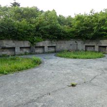写真９：２つの回転式砲塔撤去跡？