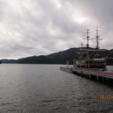 芦ノ湖桃源台に到着。海賊船が見えた。