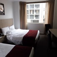 大きな窓から他人の部屋が丸見え！