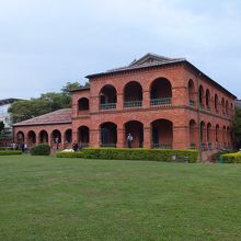 ビクトリア風の赤レンガの建物