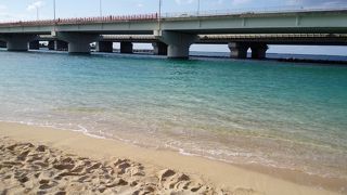 町中のエメラルドグリーンの海