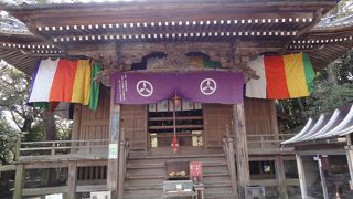 文殊堂に向き合って建つお堂です