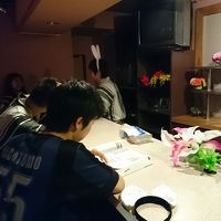 カラオケバー、通信カラオケなので最近の曲も配信されています。