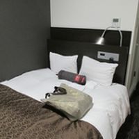 シングルですが、枕２つありました。足のマッサージ機も。