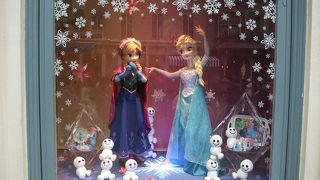 ショップのショーウインドウはフォトスポットにも！