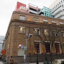 エルメスの入っている建物。濃茶の壁に風格を感じます。