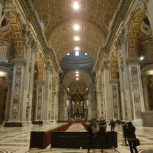 荘厳な雰囲気に包まれます。