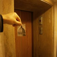 エレベーターで途中まで行けます。