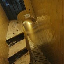 帰りの階段もこんな感じに狭いです。気を付けて！