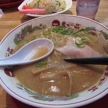 基本の、ラーメン（こってり）です。これは食べておかないと。