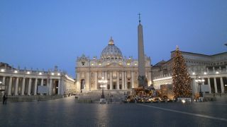 やはり朝いちばんに行くべきスポット。大聖堂をバックに！広場の大きさを感じてみて！