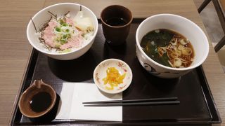 気楽に食べられるどんぶりとそば