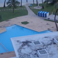 汚い屋根・ビーチ＆プールサイドは快適