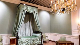 ２月２６日まではマリー・アントワネット展があります。私室を再現した１室は撮影許可です。