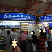 店の前には行列ができています