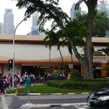 フードコートの真ん中辺に店があります