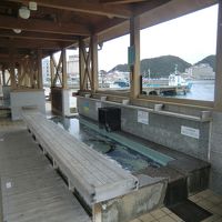 駅とホテルの間にある足湯