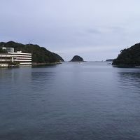 部屋から見る波静かな海