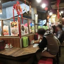 狭いです。コートは壁にかけれるがバックの置き場がない