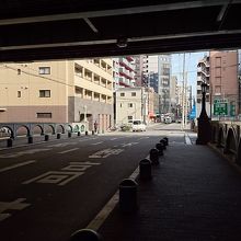 右の方が短いです