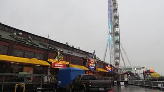 ピアの先にある観覧車