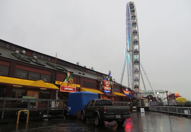 ピアの先にある観覧車