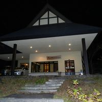 新館「桐の花」の玄関（夜）