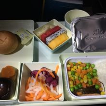 帰国便の朝食(朝5時前に出ます)