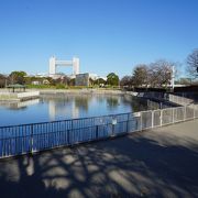 川沿いの遊歩道も組みわせた快適エリア