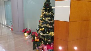 クリスマスシーズンのユナイテッド クラブ ラウンジ (香港国際空港)