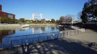 川沿いの遊歩道も組みわせた快適エリア