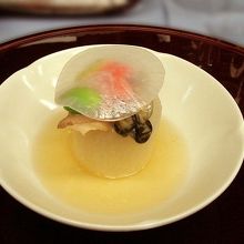 美しいかったけど、朧月の英訳に苦労しました。