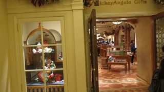 飲み物から高めのグッズまで色々揃ってます