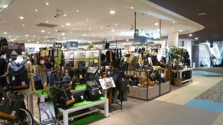 学生や若者に受けそうな少しアウトドアのテイストの商品が特に充実しています