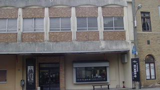 建物も重厚です