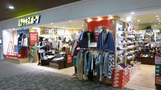 ダウンジャケットなど季節らしい商品も。