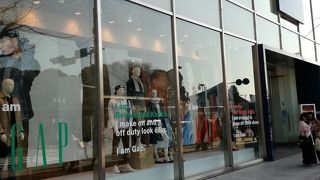 なんか、いつも3割引とか半額とか店の前にポスターが貼ってあります。