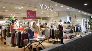 女性らしいデザインの洋服を中心に一部バッグも扱っています。