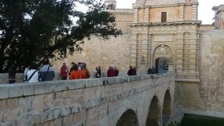 ”静寂の町イムジーナ”へ入る堂々たる門