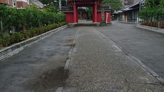 赤い山門