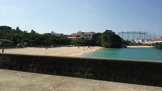 那覇空港や那覇市中心部からでもアクセスが便利にも関わらず水が綺麗なビーチ