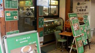 天神橋商店街に面する半セルフのカフェ