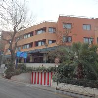 この道を手前に下るとアルハンブラ宮殿