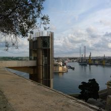 スケルトン・エレベーターなので、眺めもよい