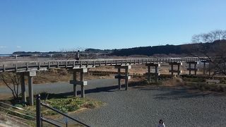 江戸時代の東海道を彷彿とさせる大井川にかかる木造の橋