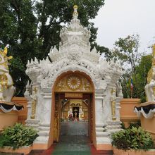 ワットプラシン境内入口