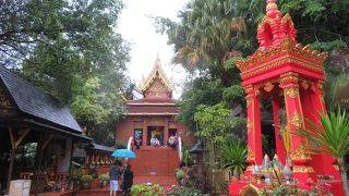 緑豊かな大きな寺院