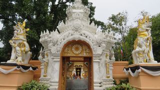 歴史ある大きな寺院