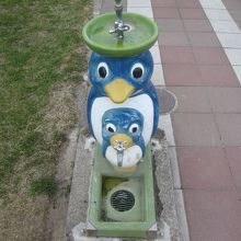 ペンギン形の水飲み場