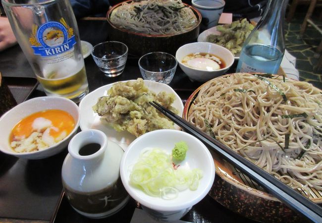 村の繁華街にあり、便利なお店